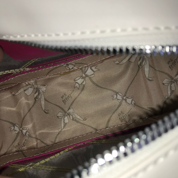 Betsey Johnson Clear XOX Erin Camera Bag Style with Guitar Strap and Pouch NWT - Picture 4 of 5